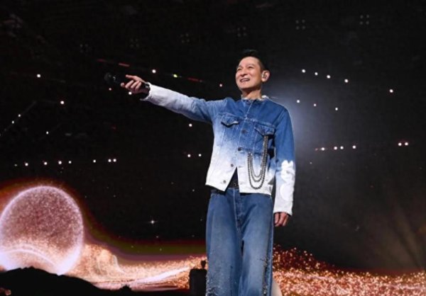 悦倍网 刘德华演出众星云集，关之琳跟年轻时没区别，吕良伟夫妇有夫妻相