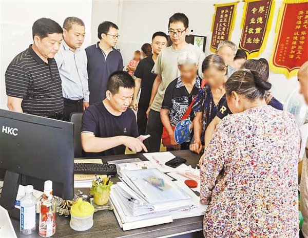 港联配资 拖欠4年的土地租金现场兑现